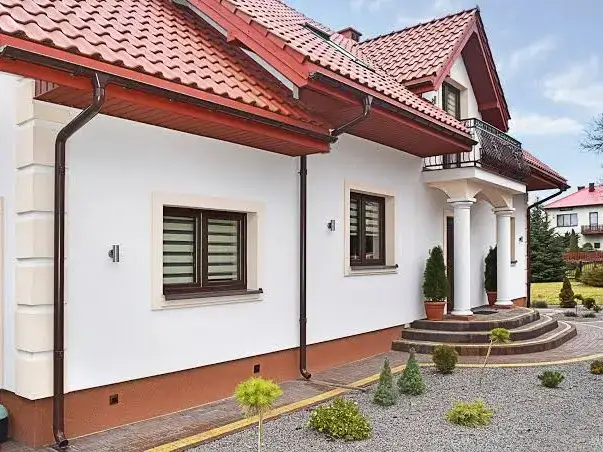 Elewacja z tynku akrylowego po myciu