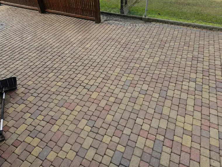 Podjazd z kostki brukowej po czyszczeniu