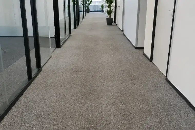 Korytarz firmowy – wykładzina przed czyszczeniem